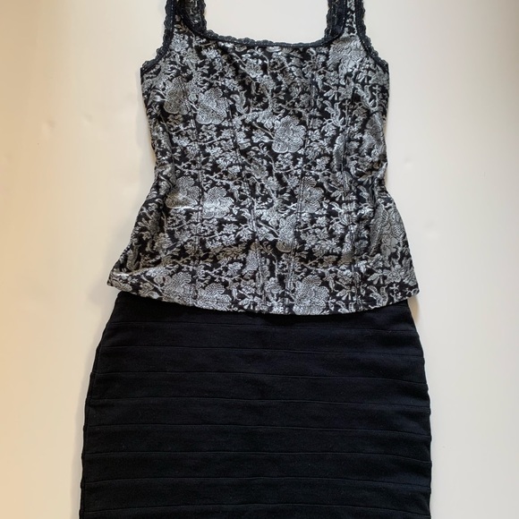 Cache fitted tank top with some stretch. Flattering with a sheen finish. - Picture 5 of 5